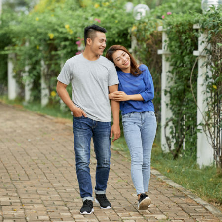 Couple on an outdoor date in a botanical garden